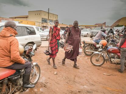 Paul Sironka (izquierda) y su compañero Tom Laissa (derecha) caminan por Gayaza, en los alrededores de Kampala.