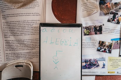 José Castillo, almeriense de 24 años, se dedica a impartir clases de castellano a las personas que acaban de llegar a España. Cuenta que trabajar con ellos desde el momento en que llegan al país es fundamental para su integración. “Las personas que acaban de bajar de una patera necesitan ayuda urgente. Llegan totalmente desubicados y desconcertados. Les han prometido mucho pero no son consciente de la dura travesía que les queda por delante”, comenta. En la foto, algunas de sus herramientas de trabajo, entre ellas una pizarra con el juego de 'El Ahorcado', con el que sus alumnos aprenden palabras en español.