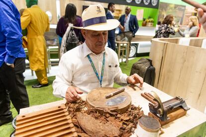 Las propuestas y novedades viajeras de América se encuentran concentradas en el pabellón 3. En la imagen, un artesano elabora puros habanos con hojas de tabaco en el punto óptimo de humedad que permite enrollarlas y prensarlas en pocos minutos. Cada cigarro se vende a cinco euros en el estand de República Dominicana.