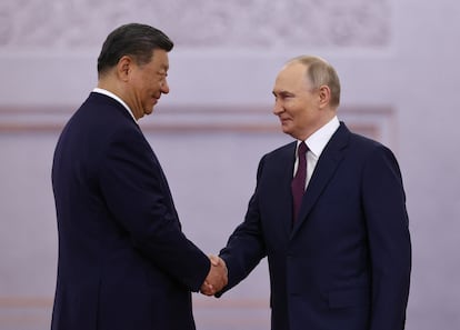 El presidente ruso, Vladímir Putin, a la derecha, saluda a su homólogo chino, Xi Jinping, este jueves en el Kremlin.