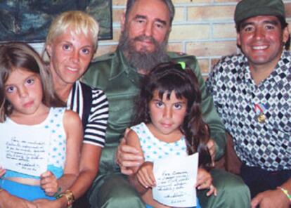 El presidente de Cuba, Fidel Castro, posa con Maradona, su mujer Claudia y sus hijas en el Palacio de la Revolución, en La Habana.