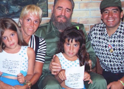 El presidente de Cuba, Fidel Castro, posa con Maradona, su mujer Claudia y sus hijas en el Palacio de la Revolución, en La Habana