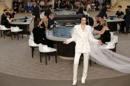 Kendall Jenner, con el traje de novia de Lagerfeld para Chanel entre las mesas del casino llenas de 'celebrities'.