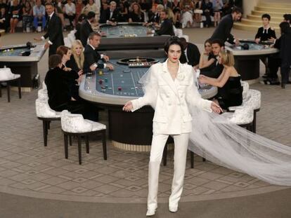 Kendall Jenner, con el traje de novia de Lagerfeld para Chanel entre las mesas del casino llenas de 'celebrities'.