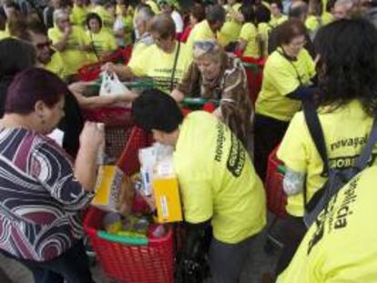 Afectados por las participaciones preferentes bancarias han realizado un peculiar acto de protesta al hacer una compra en un centro comercial de Vigo que donarán al banco de alimentos de la ciudad. EFE/Archivo