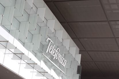 Logotipo de Telef&oacute;nica en su sede del Distrito C de Las Tablas, al norte de Madrid. 