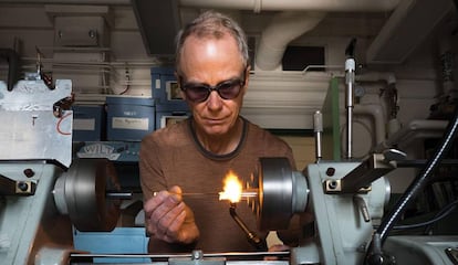 Técnico prepara equipamento para o laboratório JILA, da Universidade do Colorado.