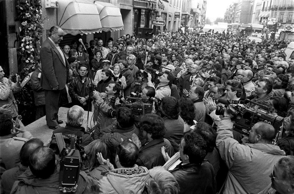 Miguel Saravia, uno de los supervivientes de la matanza de los abogados de Atocha a manos de pistoleros de extrema derecha, recibe aplausos, el 24 de enero de 1997, con motivo del 20 aniversario.