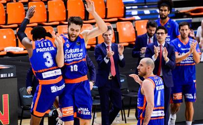 Loyd, Tobey y Colom, celebran el triunfo del Valencia