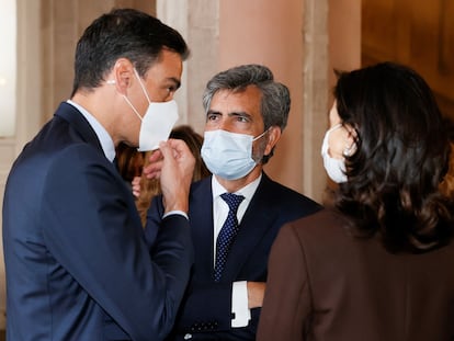 Pedro Sánchez conversa con el presidente del Consejo General del Poder Judicial, Carlos Lesmes, y con la ministra de Justicia, Pilar Llop.