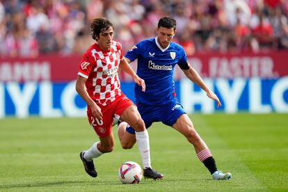 Bryan Gil ante De Marcos, en el partido entre el Girona y el Athletic.