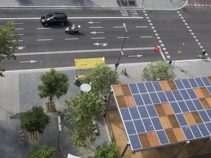 Pèrgola fotovoltaica, amb plaques solars a la coberta, a la plaça del Centre. 