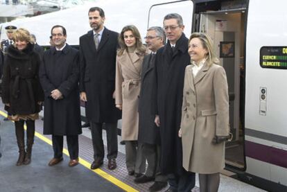 Los Príncipes y varias autoridades, en la inauguración del AVE a Albacete, el año pasado.