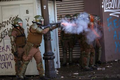 La policía antidisturbios dispara a los manifestantes durante las protestas en Santiago (Chile). 