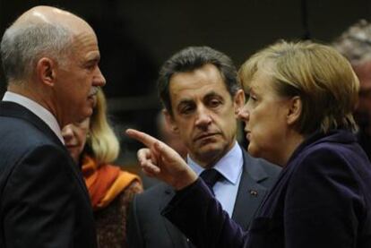Merkel apunta con el dedo al presidente de Grecia, Yorgos Papandreu, en presencia de Sarkozy, ayer en la cumbre europea en Bruselas.