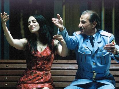 El director de orquesta egipcio (Sasson Gabai) enseña música a la camarera israelí (Ronit Elkabetz).