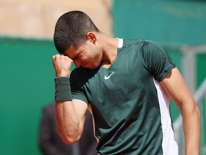 Carlos Alcaraz se lamenta durante el partido de este miércoles contra Korda en Montecarlo.