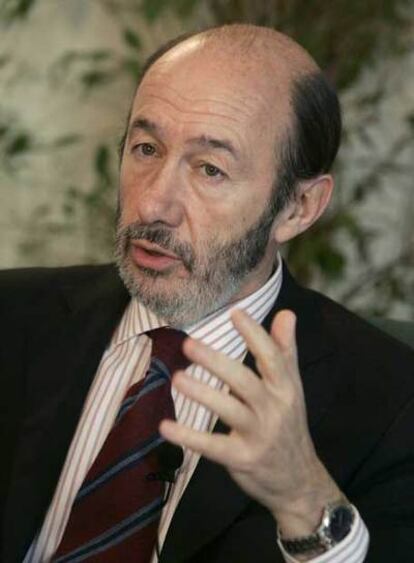 El ministro del Interior, Alfredo Pérez Rubalcaba, hoy en la sede del Ministerio.