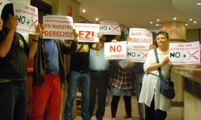 Un grupo de pensionistas y personas en paro ocupan una oficina de Lanbide en Bilbao.