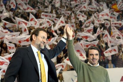 Esta imagen de marzo de 2004, que podría parecer de campaña, no lo es en realidad. Se trata de un acto organizado por el PP tras las elecciones en la plaza de Vista Alegre de Madrid, donde tenía previsto un cierre de campaña que impidieron los atentados del 11-M. Tras tres días de luto, los españoles votaron el 14 de marzo. Por eso, cuando se tomó esta foto, Mariano Rajoy ya sabía que no gobernaría durante la octava legislatura. El acto, trece días después de la jornada electoral, se convocó en agradecimiento a los 9,7 millones de votantes (148 diputados) y al expresidente Aznar.