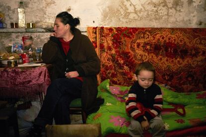 Una madre y su hijo de tres años en el sótano que les sirve de refugio mientras dura la amenaza de ataques en Donetsk, Ucrania.