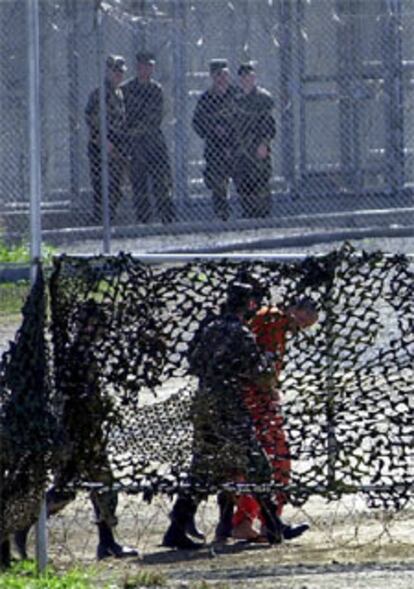 La policía militar de EE UU acompaña a uno de los detenidos en Guantánamo. 

/ EPA