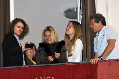 Antonio Banderas y Nicole Kimpel, con Eugenia Martínez de Irujo y Alexander Bauer, en la Semana Santa de Málaga, en 2015.