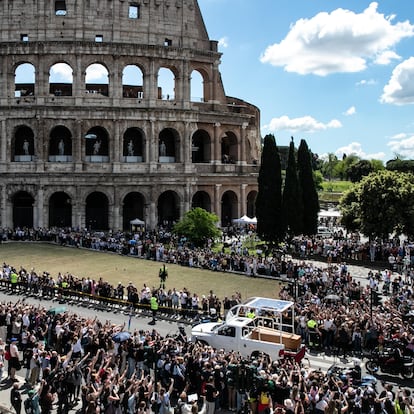 Rome (Italy), 26/04/2025.- People gather along the road near the Colosseum as the coffin of Pope Francis is transported from Saint Peter's Basilica to Santa Maria Maggiore Basilica after the pontiff's funeral ceremony in St. Peter's Square, in Rome, Italy, 26 April 2025. Pope Francis passed away on Easter Monday, 21 April 2025, at the age of 88. According to his wishes, he will be buried in the Papal Basilica of St. Mary Major. (Papa, Italia, Roma) EFE/EPA/EMANUELE VALERI
