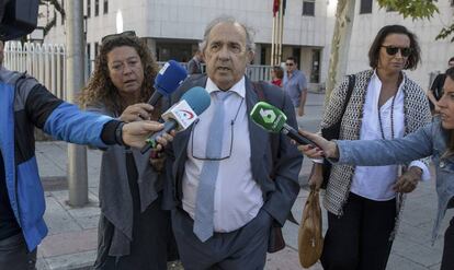 Enrique Álvarez Conde, exdirector del Instituto de Derecho Público de la URJC, sale el pasado septiembre de los juzgados de Plaza de Castilla (Madrid).