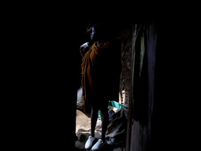 Una mujer embarazada en el barrio de Kibera, de Nairobi, Kenia.