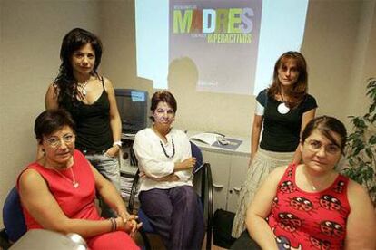 Teresa Moras Cítores, Manoli Serrano Martínez, Ángeles Peinado Fuerte, Josefa Ayuso Soler y Mercedes del Fresno (de izquierda a derecha).