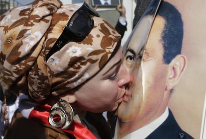 Una seguidora de Mubarak besa una fotografía del exdictador. Desde su inicio a causa de la presión popular en primavera del 2011, el juicio a Mubarak ha estado plagado de controversias y problemas, entre ellos, la falta de colaboración por parte del ministerio del Interior.