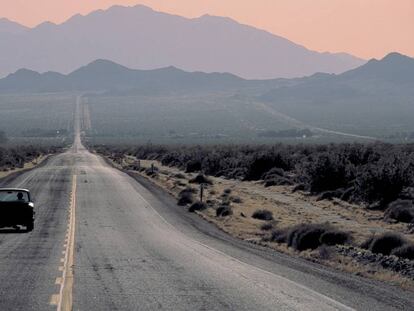 El protagonista de la novel&middot;la empr&egrave;n un viatge per carretera als EUA. 