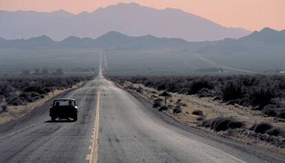 El protagonista de la novel&middot;la empr&egrave;n un viatge per carretera als EUA. 