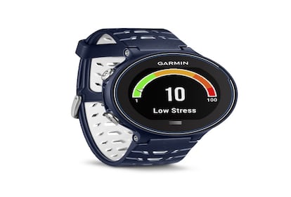 Un reloj deportivo con GPS ideal para los 'runners' más avanzados. A los datos ya tradicionales como distancia recorrida o calorías quemadas suma la medición de la cadencia, la oscilación vertical, el tiempo de contacto en el suelo, la longitud de zancada o, incluso, el nivel de estrés en función de la frecuencia cardíaca. Gracias a la 'app' Garmin Connect, esta información se transfiere automáticamente al 'smartphone', al tiempo que permite recibir en el propio reloj todo tipo de notificaciones para no tener que sacarlo del bolsillo: llamadas entrantes, correos electrónicos, mensajes de texto o avisos de las redes sociales. 399 y 449 euros (con pulsómetro). www.garmin.com/es/
