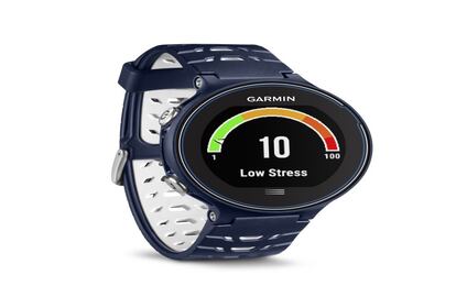 Un reloj deportivo con GPS ideal para los 'runners' más avanzados. A los datos ya tradicionales como distancia recorrida o calorías quemadas suma la medición de la cadencia, la oscilación vertical, el tiempo de contacto en el suelo, la longitud de zancada o, incluso, el nivel de estrés en función de la frecuencia cardíaca. Gracias a la 'app' Garmin Connect, esta información se transfiere automáticamente al 'smartphone', al tiempo que permite recibir en el propio reloj todo tipo de notificaciones para no tener que sacarlo del bolsillo: llamadas entrantes, correos electrónicos, mensajes de texto o avisos de las redes sociales. 399 y 449 euros (con pulsómetro). www.garmin.com/es/
