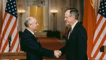 El presidente soviético, Mijaíl Gorbachov, y el presidente de EE UU, George Bush, se saludan durante una cumbre celebrada en Washigton el 1 de junio de 1990.