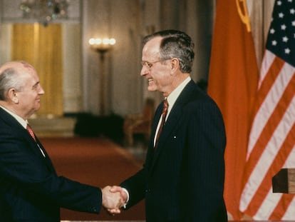 El presidente soviético, Mijaíl Gorbachov, y el presidente de EE UU, George Bush, se saludan durante una cumbre celebrada en Washigton el 1 de junio de 1990.