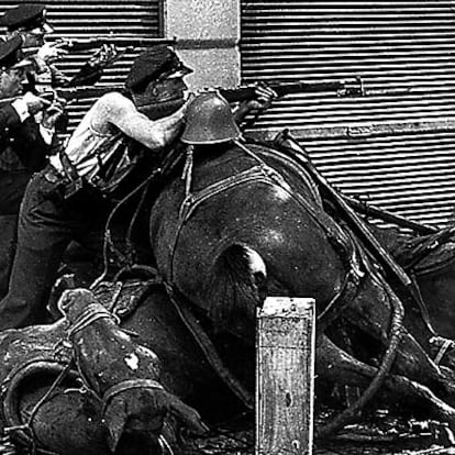 Barcelona, 19 de julio de 1936. Guardias de Asalto en la calle de la Diputación (Foto de A. Centelles).