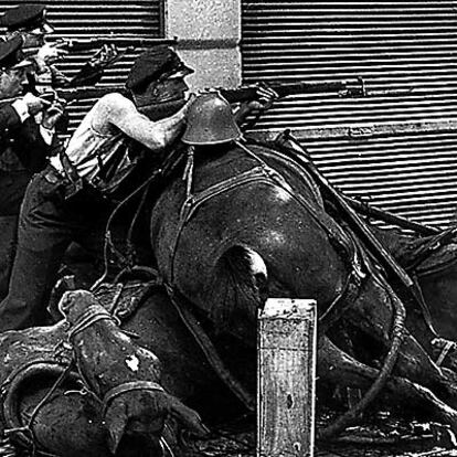 Barcelona, 19 de julio de 1936. Guardias de Asalto en la calle de la Diputación (Foto de A. Centelles).