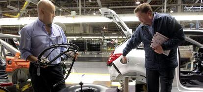 T&eacute;cnicos de la factor&iacute;a de General Motors en Figueruelas (Zaragoza), explican el montaje del dep&oacute;sito de los nuevos coches GLP. 