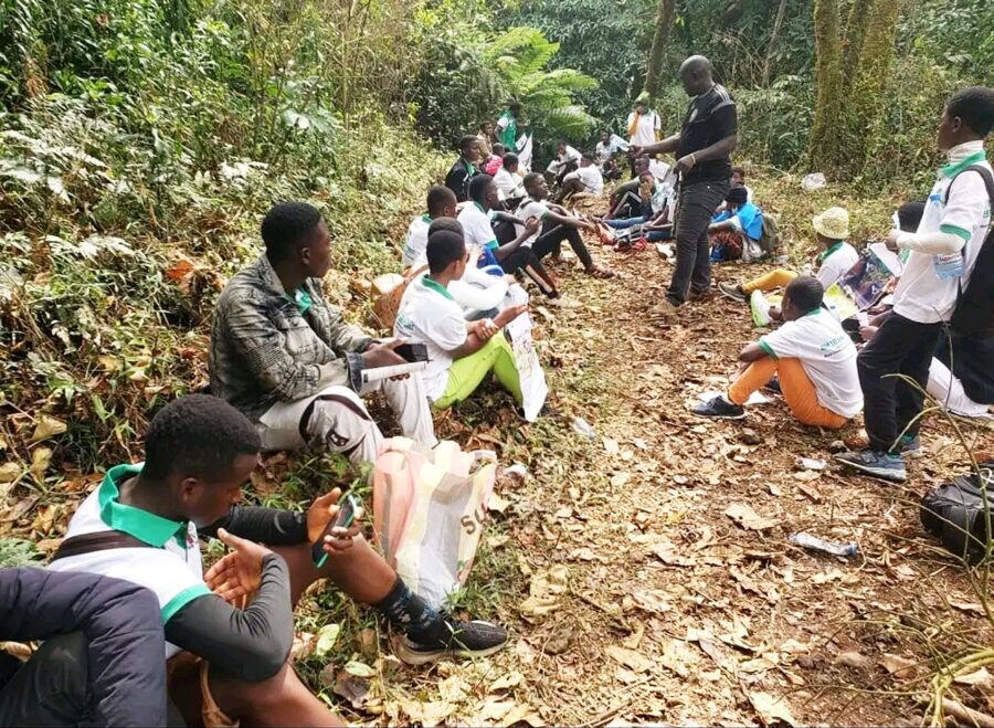 Jóvenes de comunidades desplazadas aprenden sobre vida silvestre en el parque nacional del Monte Camerún.