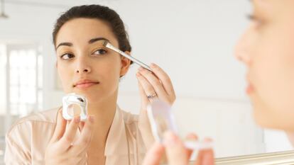 Incluye un manual de instrucciones que explica el uso de cada brocha de maquillaje. GETTY IMAGES.