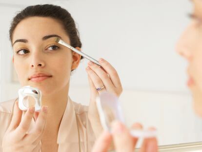 Incluye un manual de instrucciones que explica el uso de cada brocha de maquillaje. GETTY IMAGES.