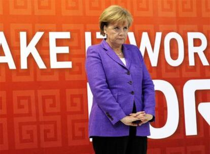 La canciller alemana, Angela Merkel, visita una feria de tecnología industrial en la ciudad de Hannover.