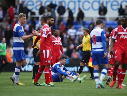 Jugadores del Queens Park y del Reading, tras el descenso de ambos equipos en el estadio Madejski.