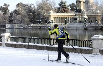 Un hombre practicando esquí de fondo junto al estanque grande del parque del Retiro, aprovechando la nieve dejada por el paso de un temporal, el 11 de enero de 2010.