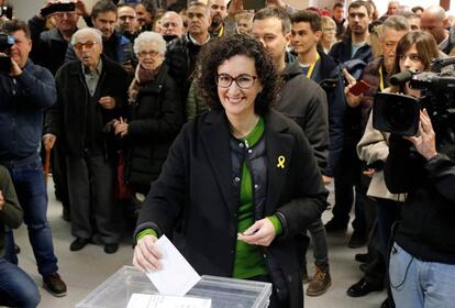 Marta Rovira, candidata de Esquerra Republicana de Catalunya (ERC) vota en Vic, en la provincia de Barcelona