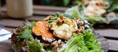 Lo conquistas todo con una ensalada.