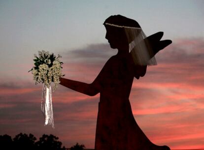 Una escultura de un ángel de metal con un velo y un ramo de flores, a la entrada del rancho de Texas donde se celebró la boda de Jenna Bush.